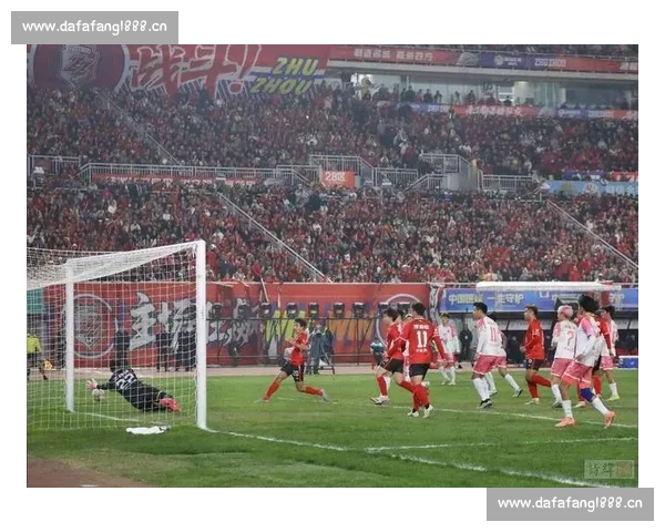 绿茵场上九十分钟激战见证团队意志与荣耀梦想的热血碰撞时刻